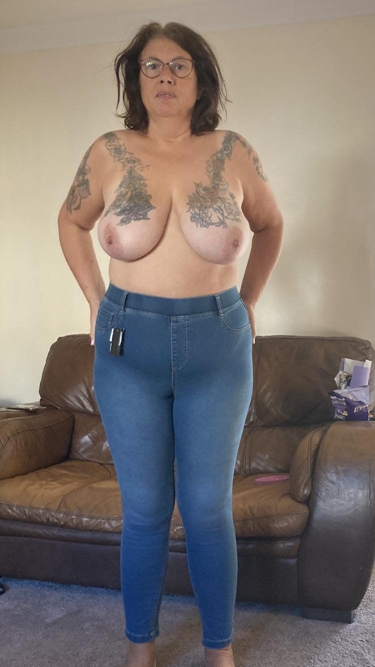 Louise Jarvis is my favorite sexy mature lady. She is sooo hot! #Znp9HiLl