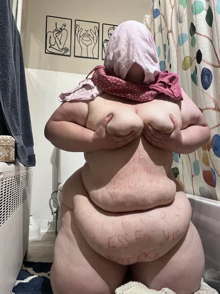 Ugly pig exposing herself #dNRoOwFj